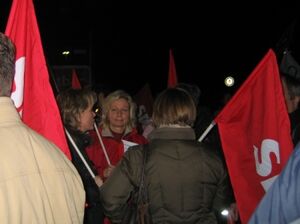 SPD-Mitglieder aus Hofstede bei der abendlichen Solidaritätskundgebung (© Oliver Hasenkamp)
