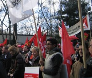 SPD-Demonstrantinnen und -Demonstranten mit Fahnen und Plakaten (© Oliver Hasenkamp)